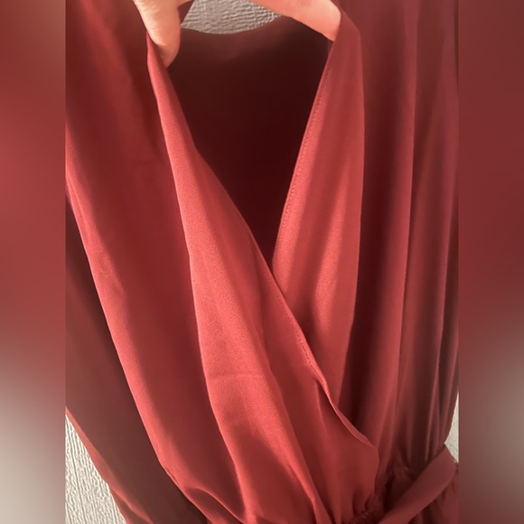 💖NEW💖Chic Maroon Women's Romper with Tie-Waist, Size Large - Picture 3 of 4